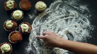 在厨房的餐桌上，白色面粉上<strong>洒下</strong>的饼。 烘焙蛋糕概念